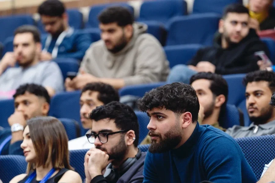 ما الجامعات في موسكو التي تقدّم برامج دراسية باللغة الإنجليزية؟